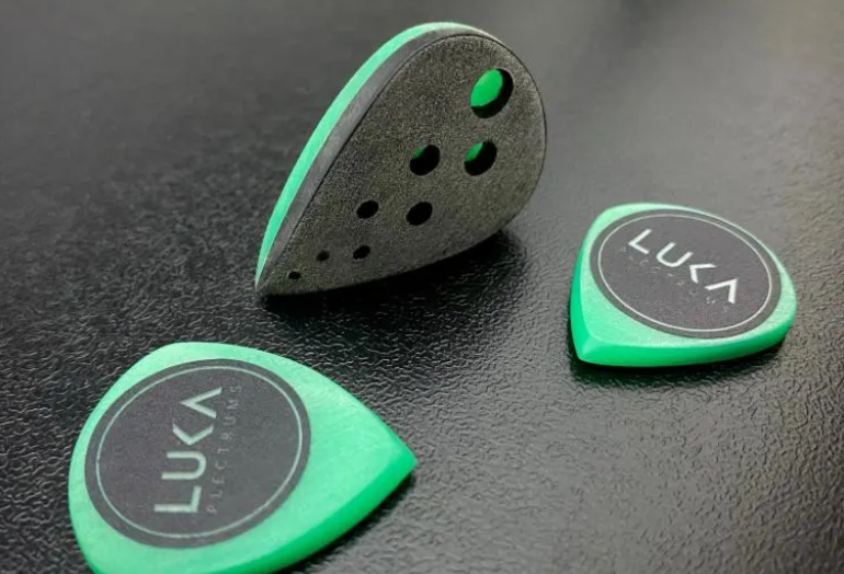 6mm Thick Teardrop Guitar Plectrum, Black Green UHMWPE Pick, Grip Holes