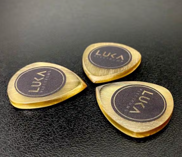 Ultem Guitar Pick – Amber Flow Shape, Balanced Tone Plectrum