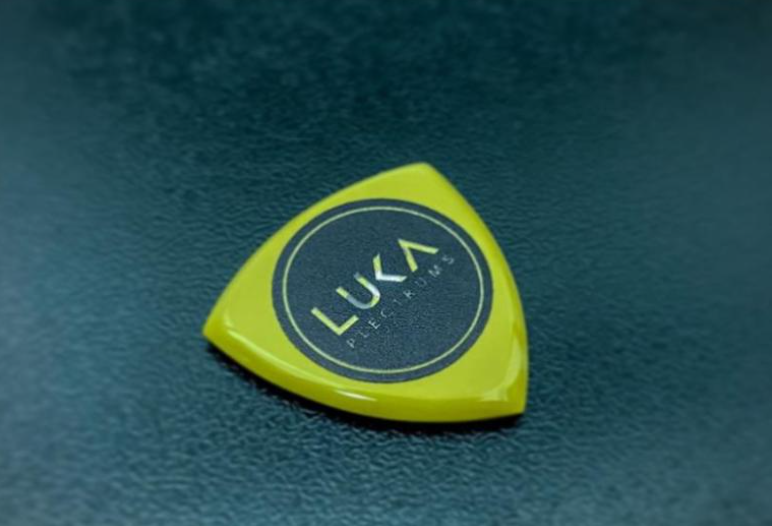 Torlon Triangle Guitar Pick – Durable, Glow-in-the-Dark Plectrum for Musicians