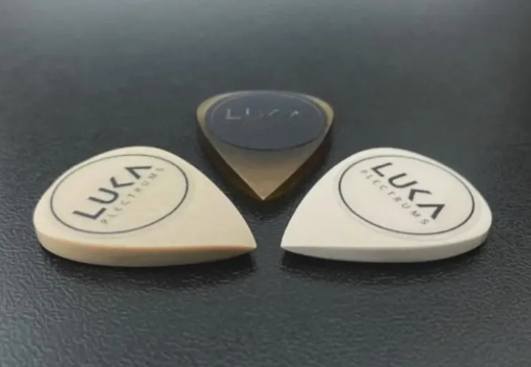 Handcrafted Teardrop Guitar Pick – PEEK ULTEM Plastic, Enhanced Grip, Precision Playing