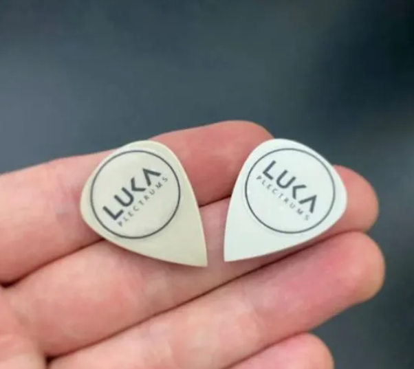 Handcrafted Teardrop Guitar Pick – PEEK ULTEM Plastic, Enhanced Grip, Precision Playing