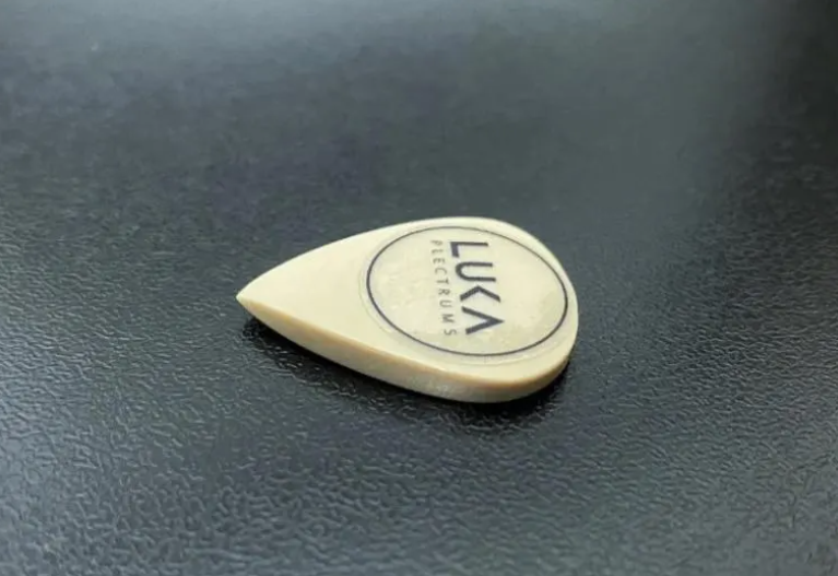 Handcrafted Teardrop Guitar Pick – PEEK ULTEM Plastic, Enhanced Grip, Precision Playing