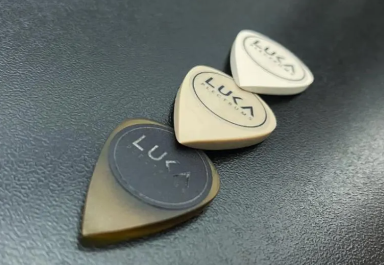 Handcrafted Teardrop Guitar Pick – PEEK ULTEM Plastic, Enhanced Grip, Precision Playing