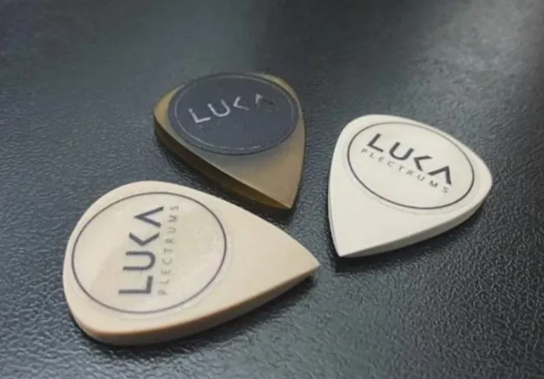 Handcrafted Teardrop Guitar Pick – PEEK ULTEM Plastic, Enhanced Grip, Precision Playing