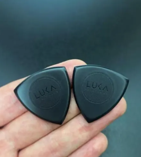 Handcrafted PEEK Guitar Pick – Triangular, High-Grip, Durable Tool for Guitarists
