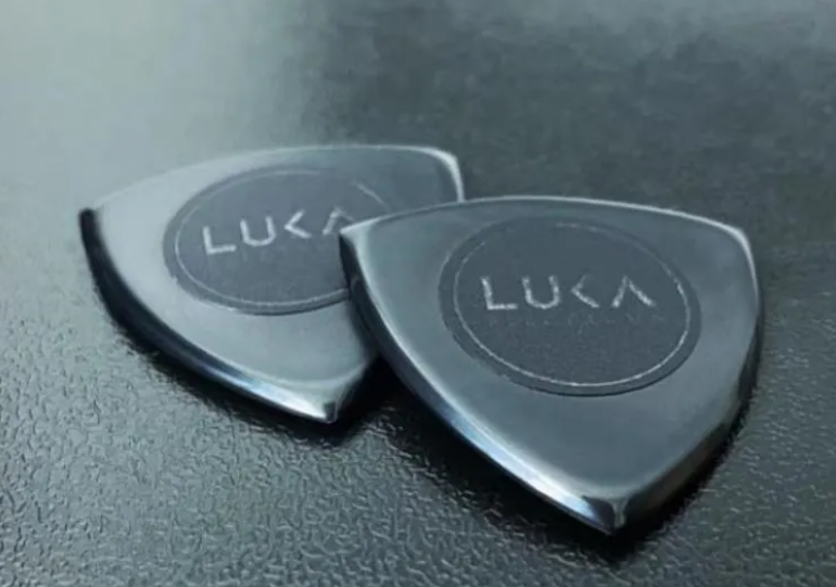 Handcrafted PEEK Guitar Pick – Triangular, High-Grip, Durable Tool for Guitarists