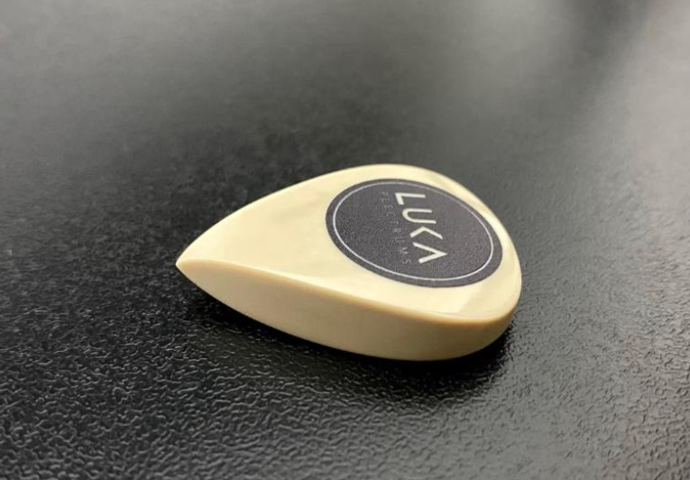 PEEK Teardrop Guitar Pick Black I White I Beige – Modern Performance Plectrum for Guitarists