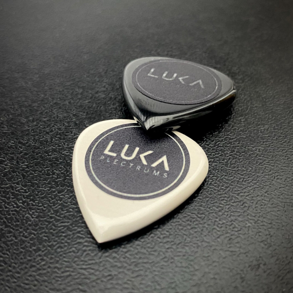 PEEK Guitar Pick – Modern Shield Shape, Durable Plastic Tool