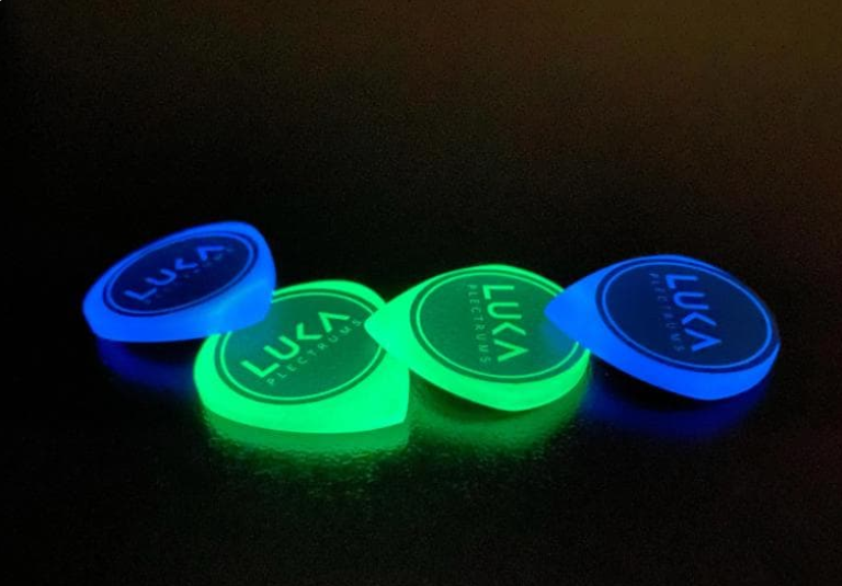 Luminous Acrylic Guitar Pick – Glow-in-the-Dark Jazz Shape Plectrum – Green Blue Grip Logo