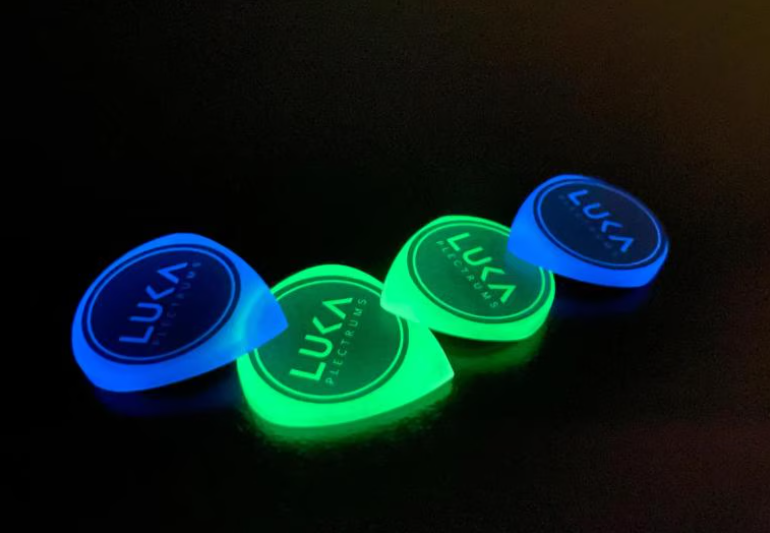 Luminous Acrylic Guitar Pick – Glow-in-the-Dark Jazz Shape Plectrum – Green Blue Grip Logo