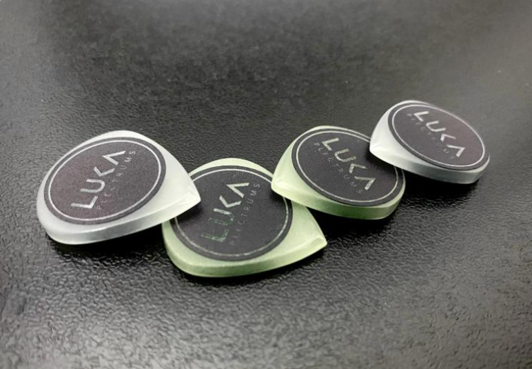 Luminous Acrylic Guitar Pick – Glow-in-the-Dark Jazz Shape Plectrum – Green Blue Grip Logo