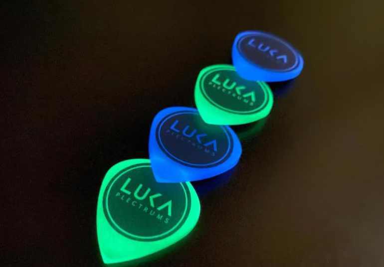 Luminous Acrylic Guitar Pick – Glow-in-the-Dark Jazz Shape Plectrum – Green Blue Grip Logo