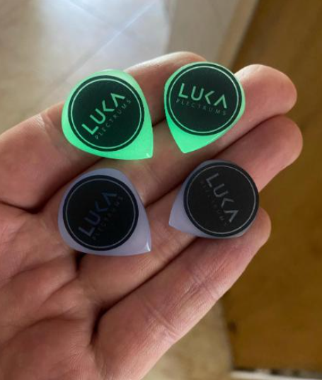 Luminous Acrylic Guitar Pick – Glow-in-the-Dark Jazz Shape Plectrum – Green Blue Grip Logo