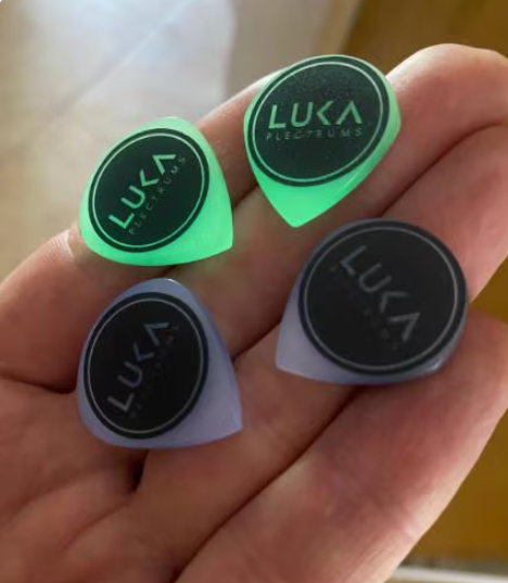Luminous Acrylic Guitar Pick – Glow-in-the-Dark Jazz Shape Plectrum – Green Blue Grip Logo