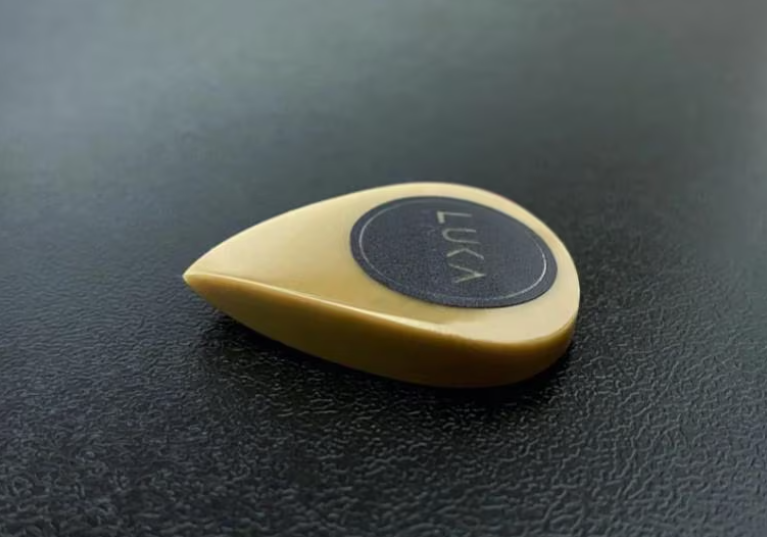 Handgefertigte Kirinite Plektren in Tropfenform – Individuelle, farbenfrohe Plektren in verschiedenen Wirbeldesigns