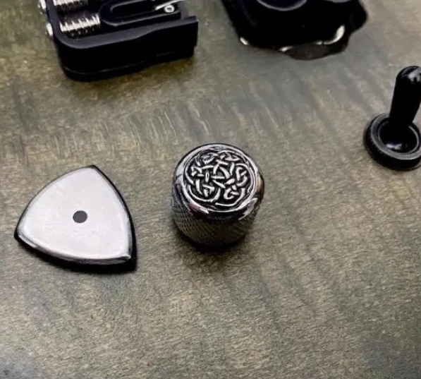 Trinity Flow Plectrum - Aluminum & High-Tech Polymer Sandwich - Reinforced Core - 3mm to 6mm