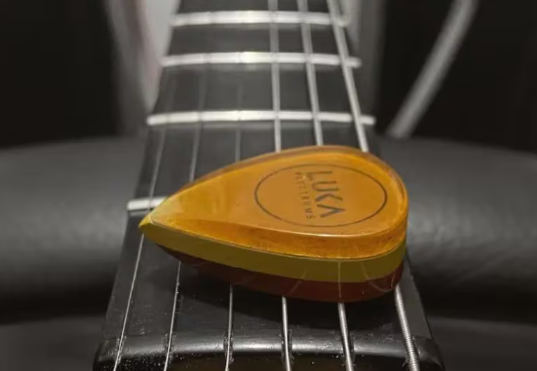 Teardrop Guitar Pick: Torlon Ultem Hybrid Plectrum